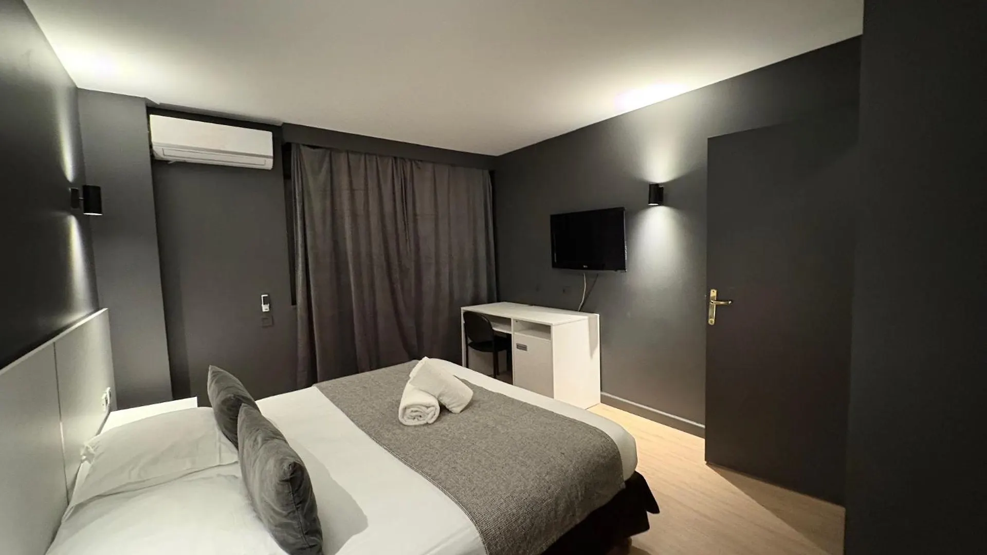 Hotel Gallia קאן 3*,  צרפת
